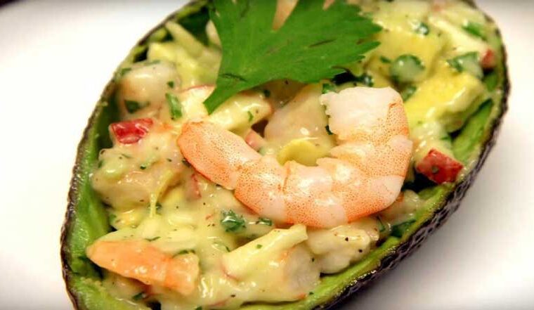 Avocat farci aux crevettes et à la pomme