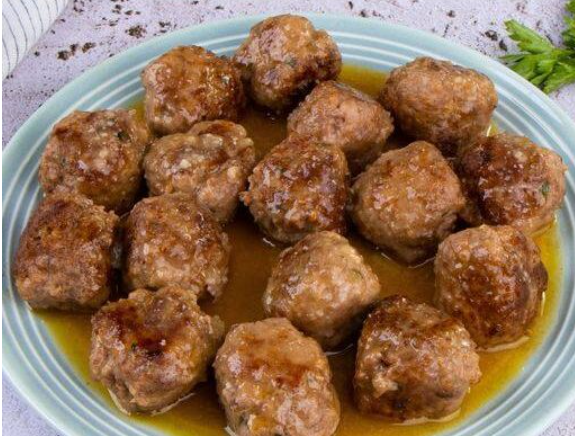 Boulettes de viande au vin : moelleuses et juteuses pour un plat principal unique !