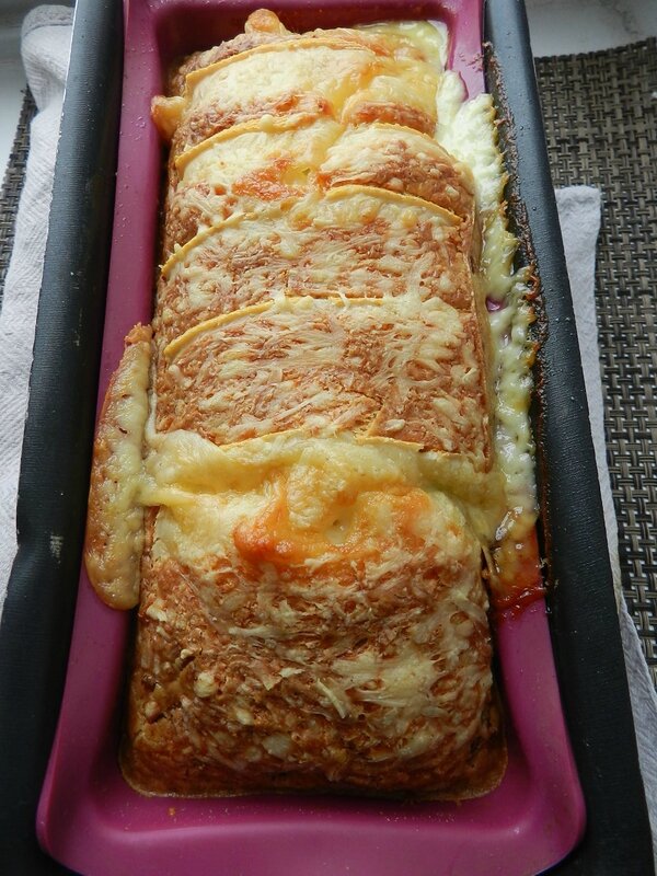 Cake aux poireaux, lardons et fromage à raclette