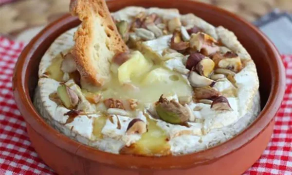 Camembert Rôti au Four : Un Festin de Saveurs Dorées à Découvrir