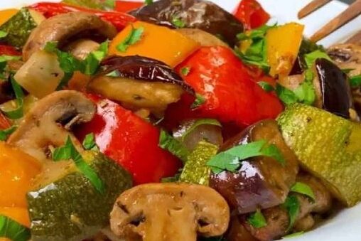 Ces légumes cuits au four sont enrichis d’une sauce succulente