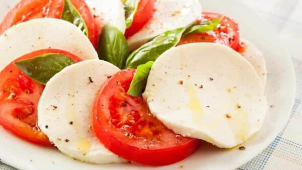 Ces personnes ne devraient jamais manger de tomates avec de la mozzarella : pourquoi