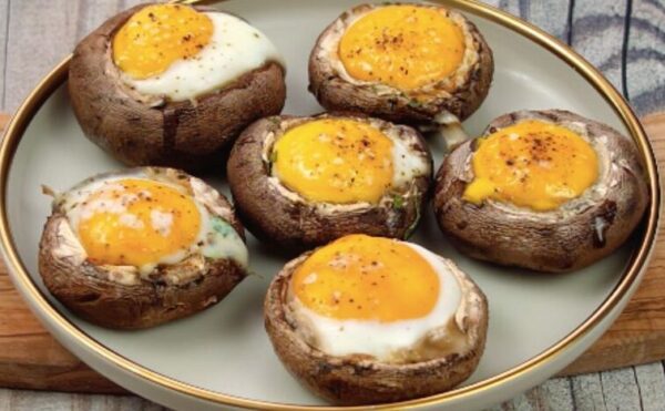 Champignons farcis aux œufs : une idée savoureuse à tester au dîner ou au petit-déjeuner !