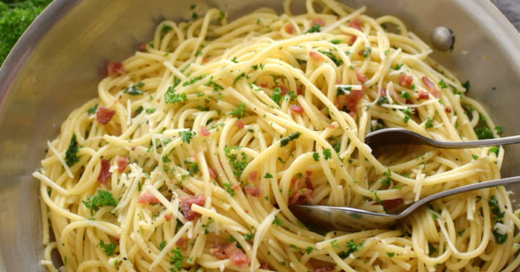 Aujourd'hui, nous vous montrons une recette super économique. Nous allons vous apprendre à réaliser des Spaghettis à l'ail et au persil. Une recette super pratique et savoureuse !