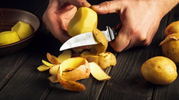 Comment puis-je éplucher des pommes de terre rapidement et facilement ?