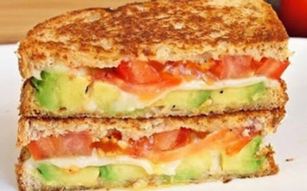Croque-Monsieur Avocado Mozzarella Tomate.