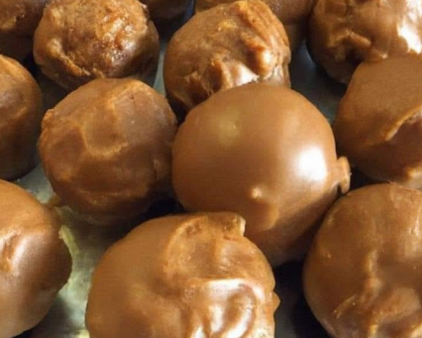 Délice Cacahuète-Chocolat : Boules Gourmandes au Beurre de Cacahuète à Déguster Sans Modération