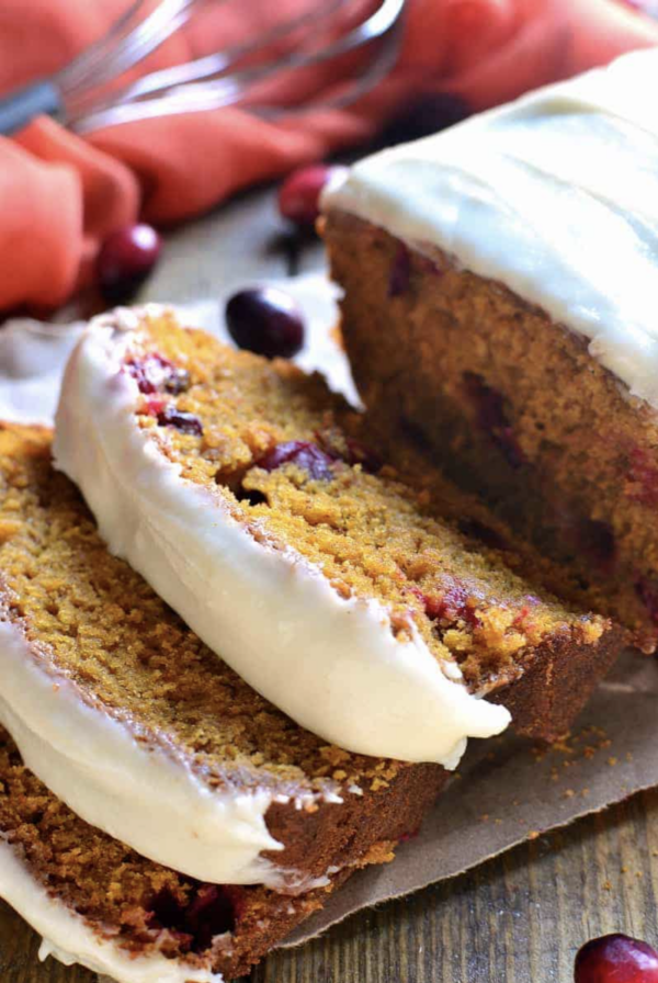 Délicieuse Tarte à la Citrouille Garnie de Canneberges : Une Recette Simple et Savoureuse pour les Fêtes de Fin d’Année