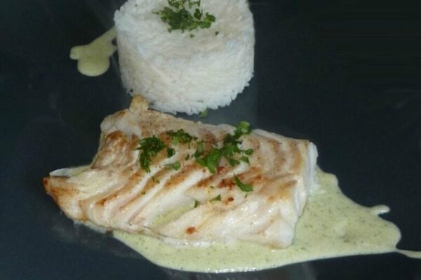 Dos de cabillaud et sa sauce à la crème d’ail et persil