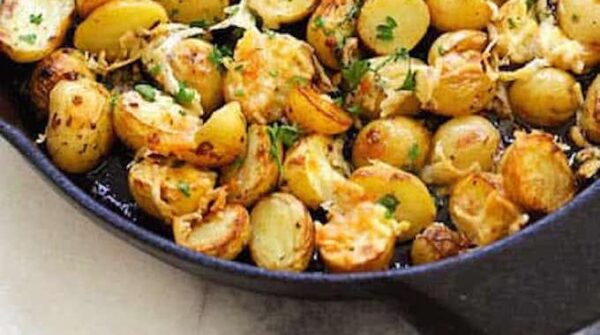 Facile et Prête en 20 min : La Recette des Pommes de Terre Rôties aux Herbes.