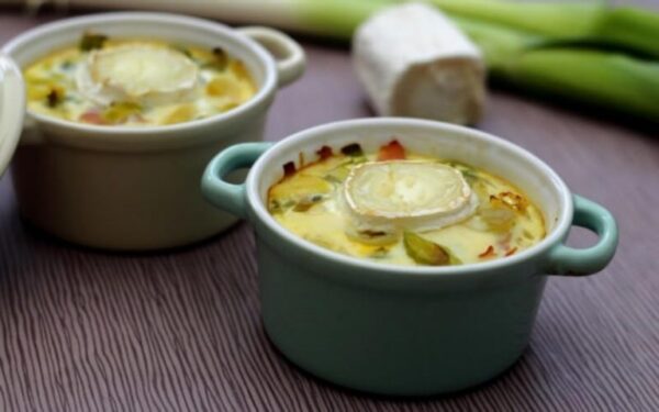 Flan de poireau garni de bacon et fromage de chèvre.
