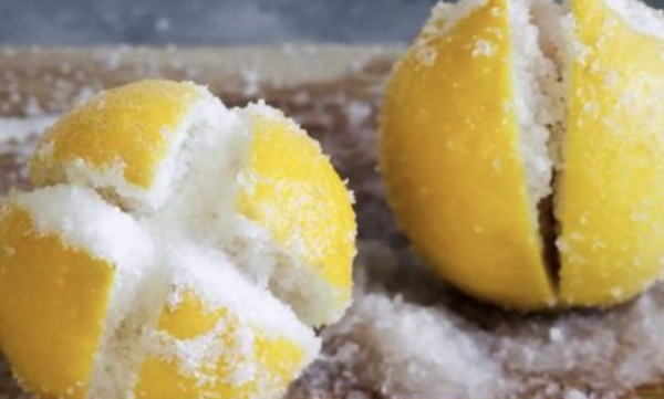 Grande Biblio: Coupez 1 citron en 4 parties et mettez du sel dessus… Cette astuce changera votre vie!