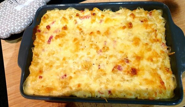 Gratin de macaronis agrémenté de lardons croustillants