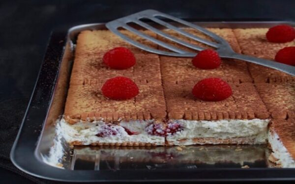 Gâteau de petits-beurre crème aux framboises