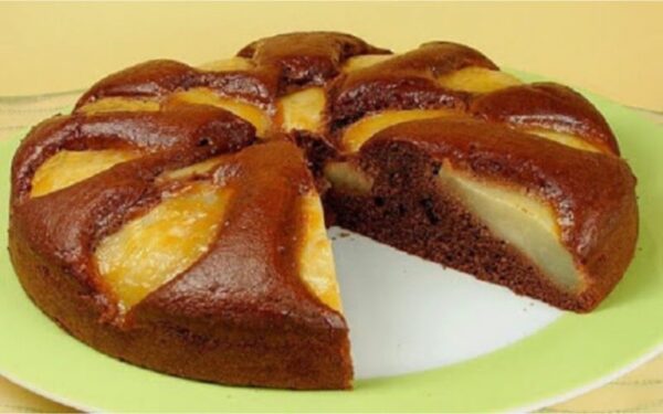 Gâteau gourmand aux poires et au chocolat.