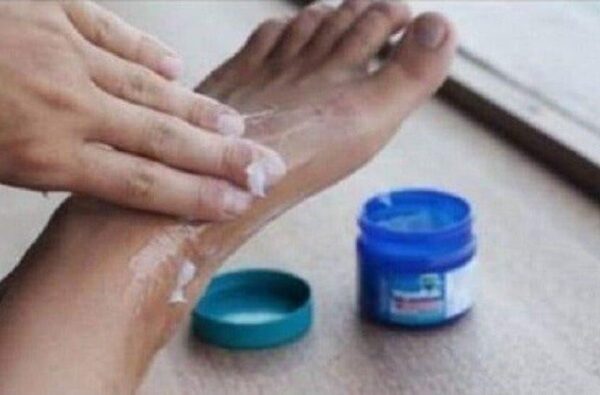 Il faudrait appliquer du Vicks Vaporub sur vos pieds