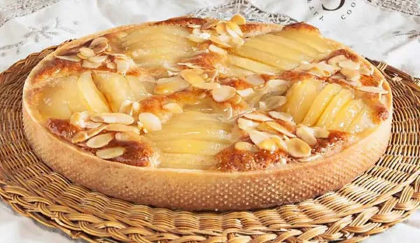 La Recette Incontournable : Tarte aux Poires à l’Amande pour Émerveiller vos Convives