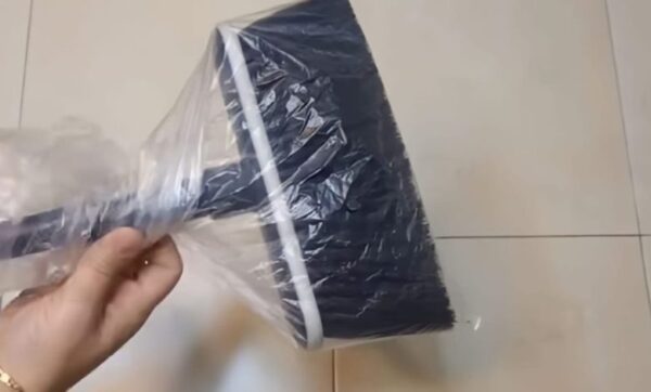 Mettez 1 sac plastique dans le balai : le sol ne sera plus jamais le même