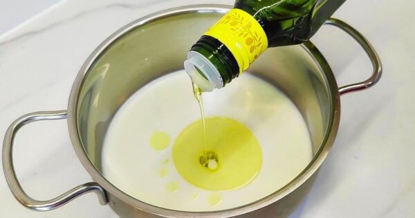 Mélangez l’huile d’olive et le lait, si vous faites cela, ce qui en sort est incroyable