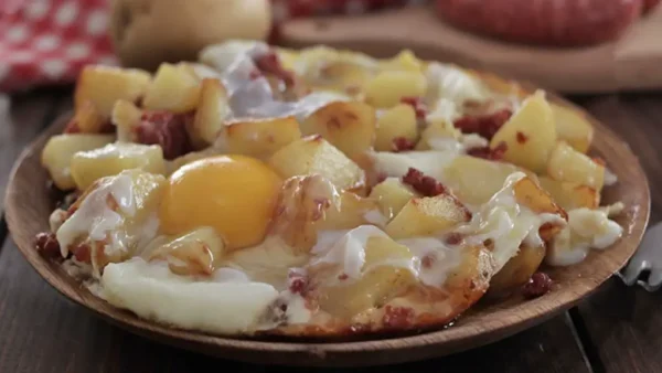 Pommes de Terre à la Sauscisse et aux Œufs : Un Festin de Saveurs à Découvrir!