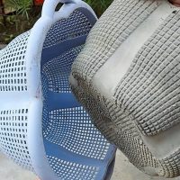 Pot en ciment, façonné à l’aide d’un panier en plastique !