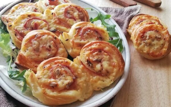 Pâtisseries feuilletées farcies au jambon et fromage.