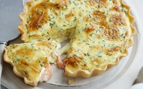 Quiche aux poireaux et au saumon : Une Recette Gourmande à Essayer Absolument!