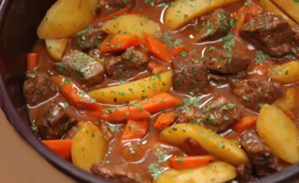 Recette Traditionnelle de Bœuf Mode: Un Délice à Partager en Famille