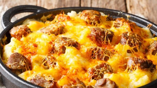 Recette du gratin de pommes de terre à la saucisse fumée :