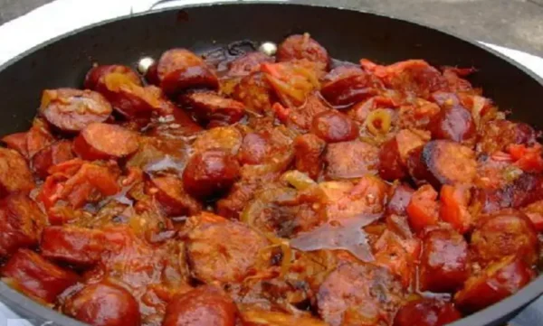 Rougail Saucisse Réinventé : Une Recette Délicieuse et Allégée à Essayer Absolument!