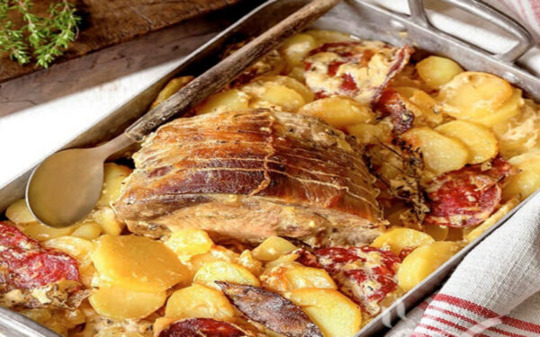 Rôti de porc, patates et saucisses