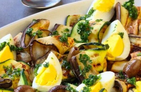 Salade de légumes grillés et œufs durs : la recette d’un plat léger et complet