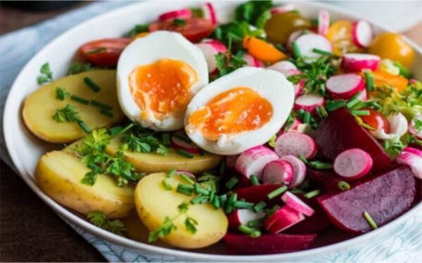 Salade intégrale Œuf, betterave, pomme de terre.