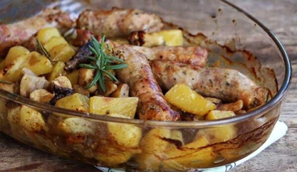 Saucisses Champignons et Pommes de Terre au Four : Un Festin d’Automne Facile et Savoureux