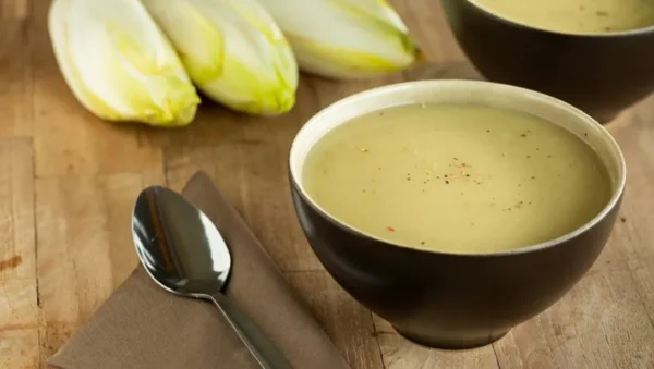 Savourez l’Onctuosité: Recette Facile de Soupe aux Endives et Pommes de Terre