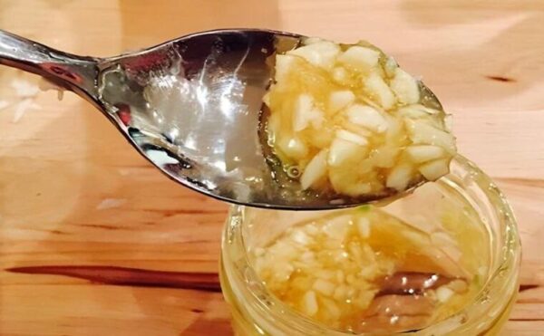 Si vous mangez de l’ail et du miel à jeun pendant 7 jours, voici ce qui arrive à votre corps