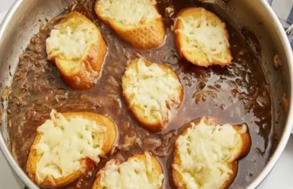 Soupe à l’Oignon Gratinée : Un Festin Chaleureux pour Épater vos Invités
