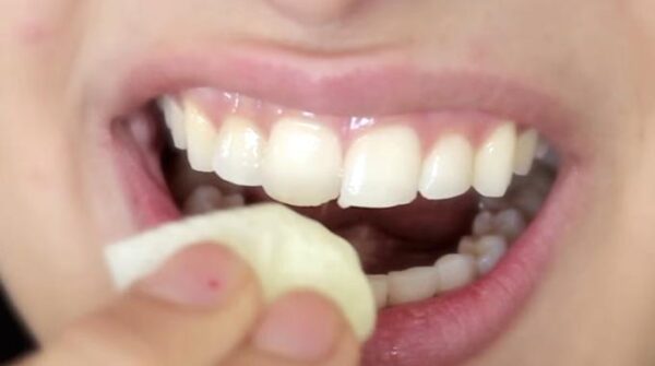 Une Fille a Trouvé une Astuce Étonnante Pour Blanchir ses Dents en 2 Min.