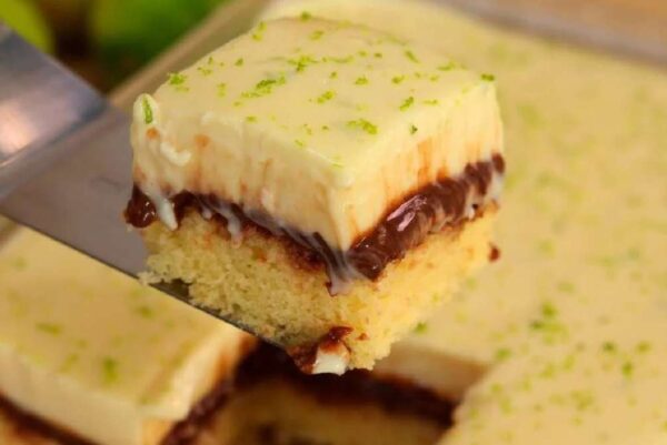 Gâteau de mousse de citron avec couverture: La recette se démonte dans la bouche