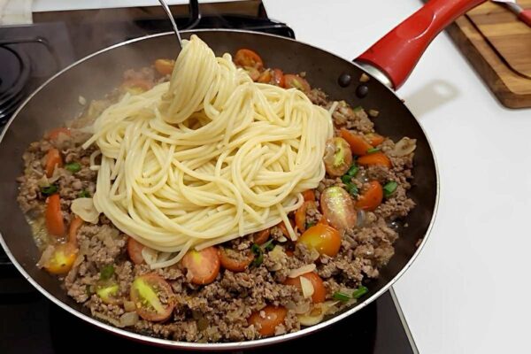 Pâtes au beurre avec de la viande hachée et prendre un plaisir